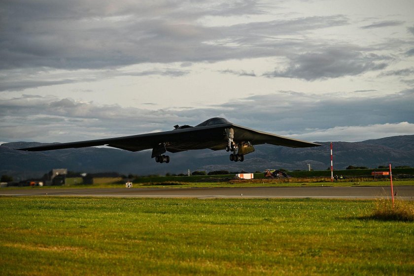 B 2 spirit стелс бомбардировщик