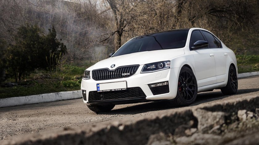 Skoda Octavia a7 RS белая