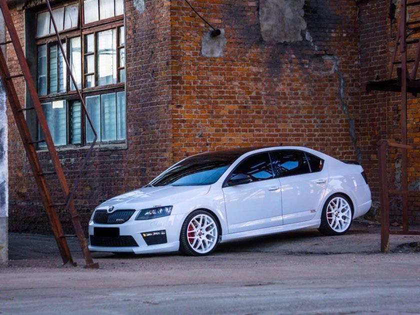 Skoda Octavia a7 RS белая