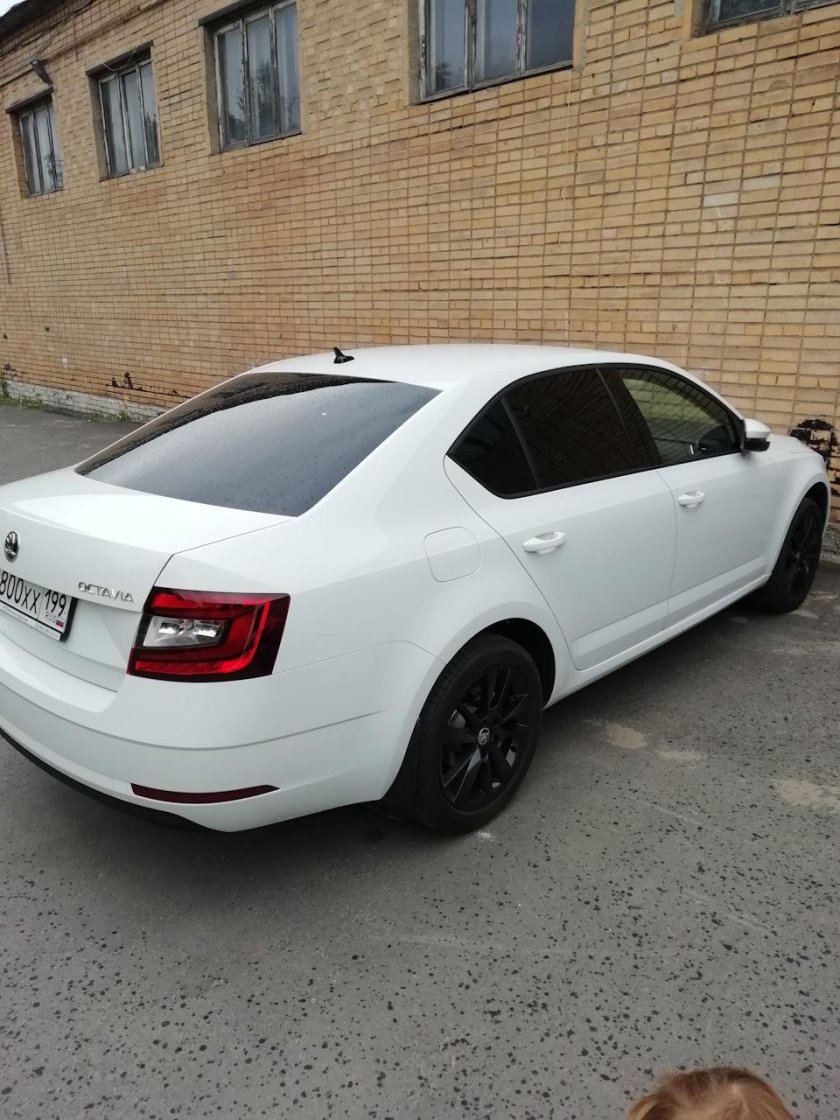 Белая тонированная Шкода Октавия а7
