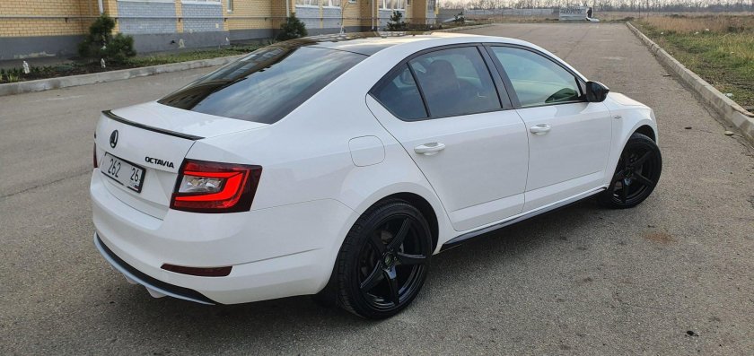 Черная Шкода Октавия а7 на дисках