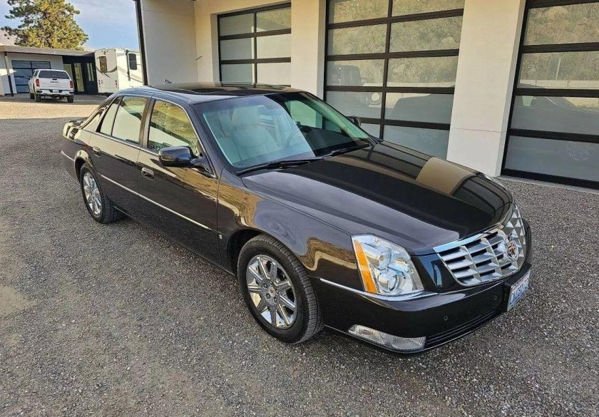 Cadillac DTS Black