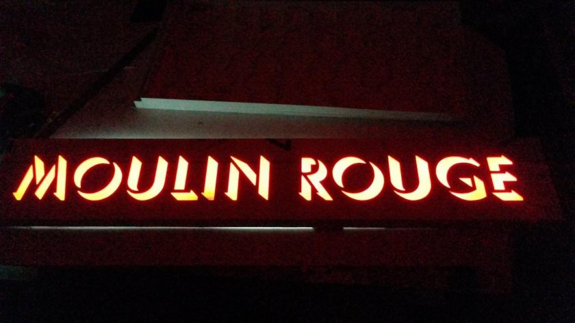Мулен Руж вывеска