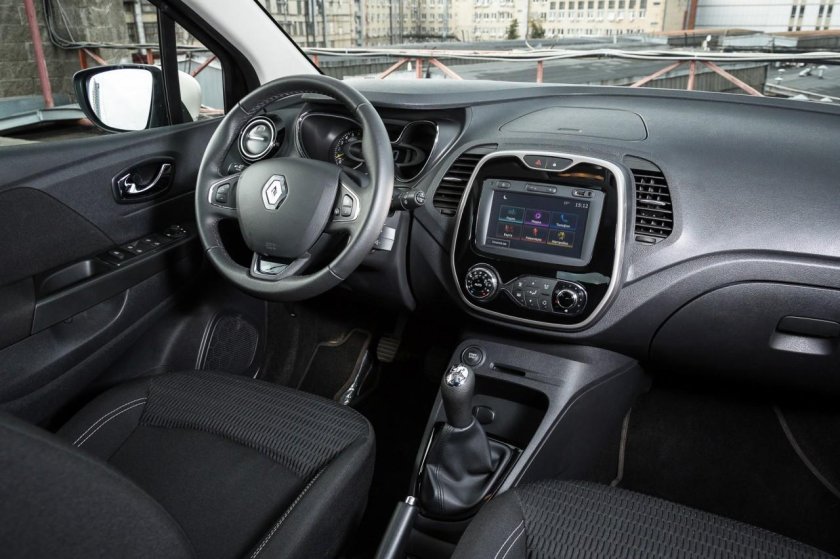 Машина Рено Каптур салон