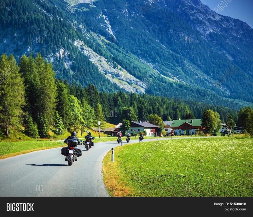 Мотоцикл на горной дороге