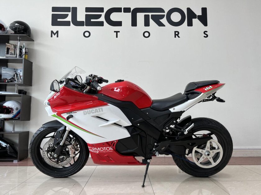 Kawasaki Ninja 400 красный