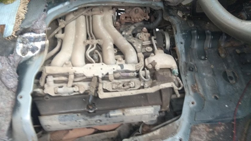 Тойота Эстима моторный отсек