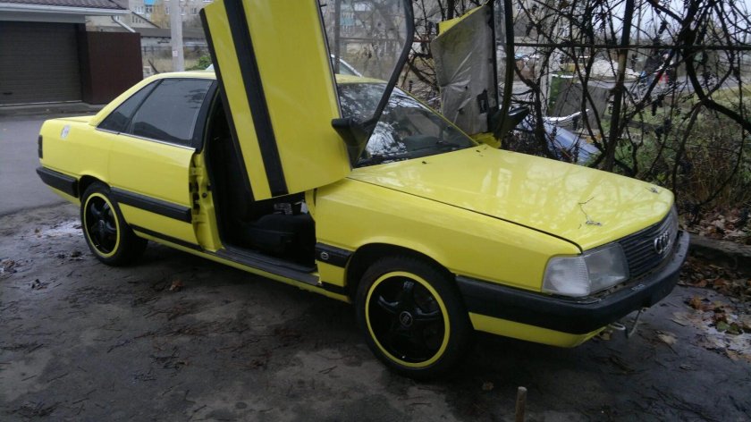 Ауди 100 с3 желтая