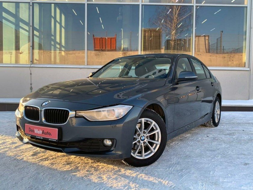 БМВ седан серый