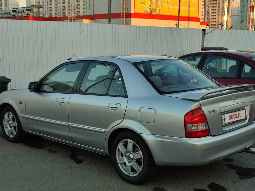 Mazda 323 2000 седан