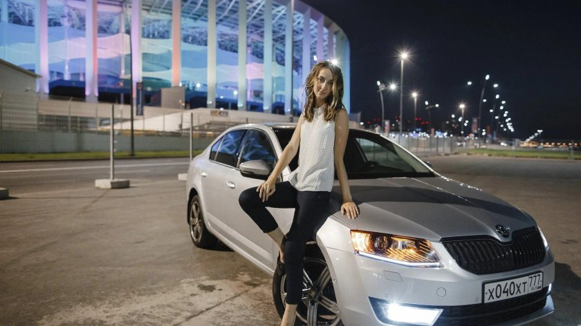 Шкода Октавия черная ночью