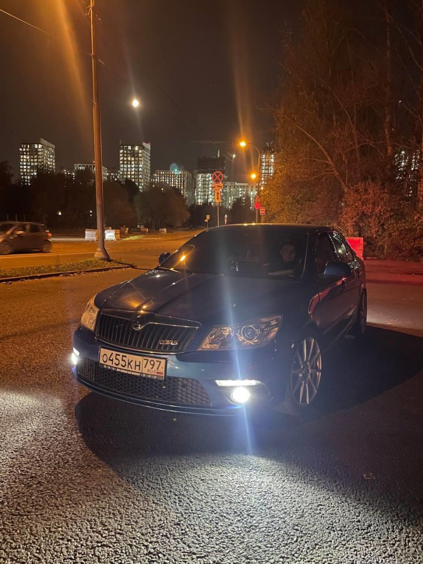 Шкода Октавия ночью крутое фото
