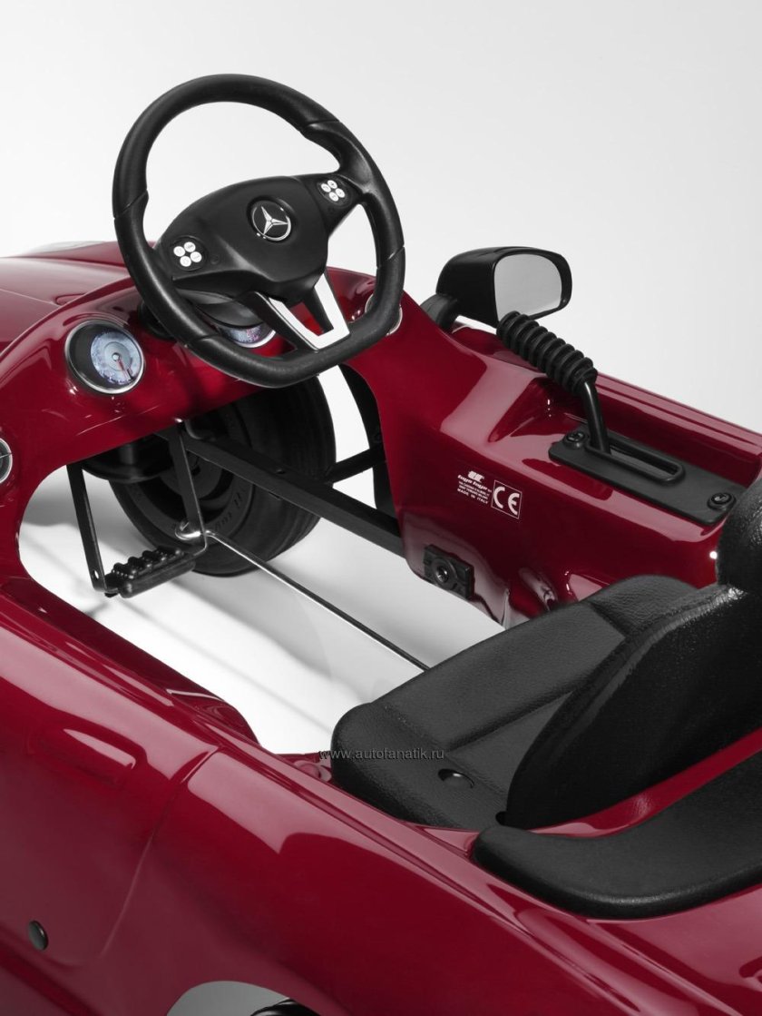 Детская машина на педальном приводе