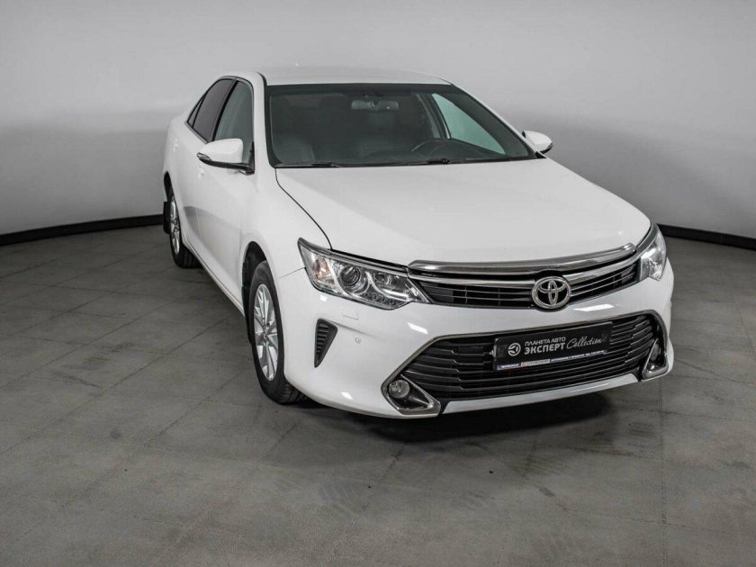 Тойота Камри 2017 белая
