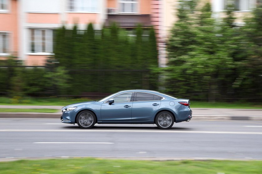 Тойота Камри и Мазда 6