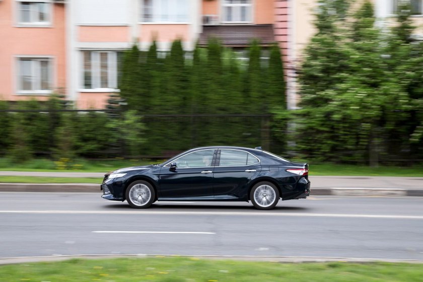 Тойота Камри и Мазда 6