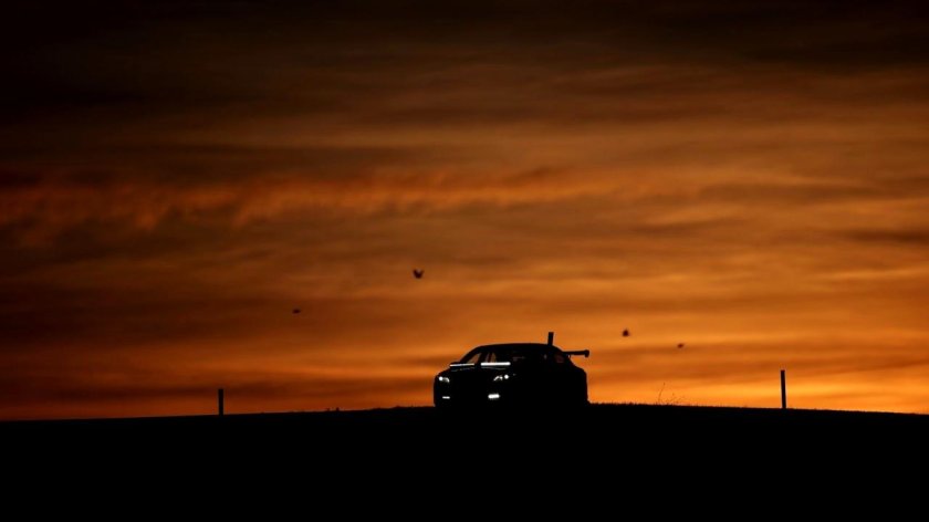 Машина на закате