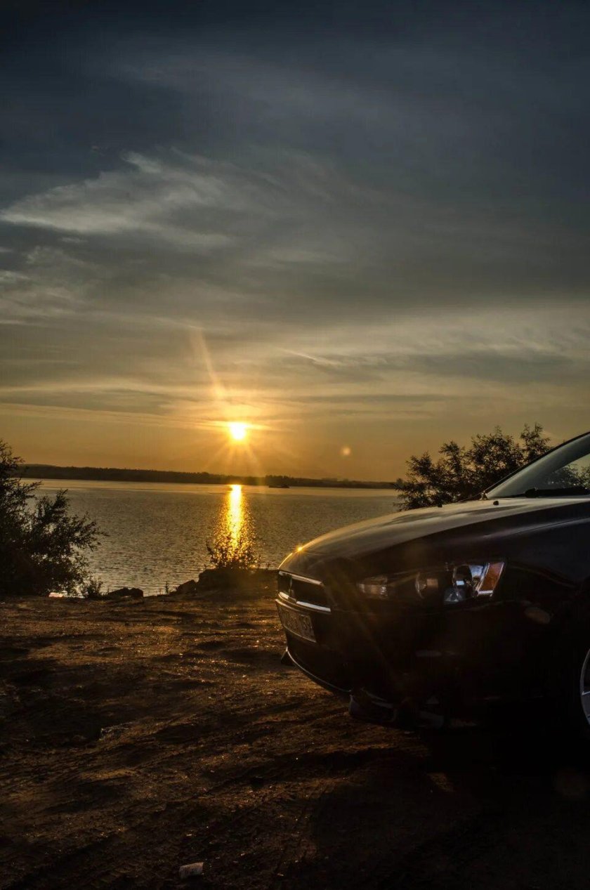 Автомобиль на рассвете