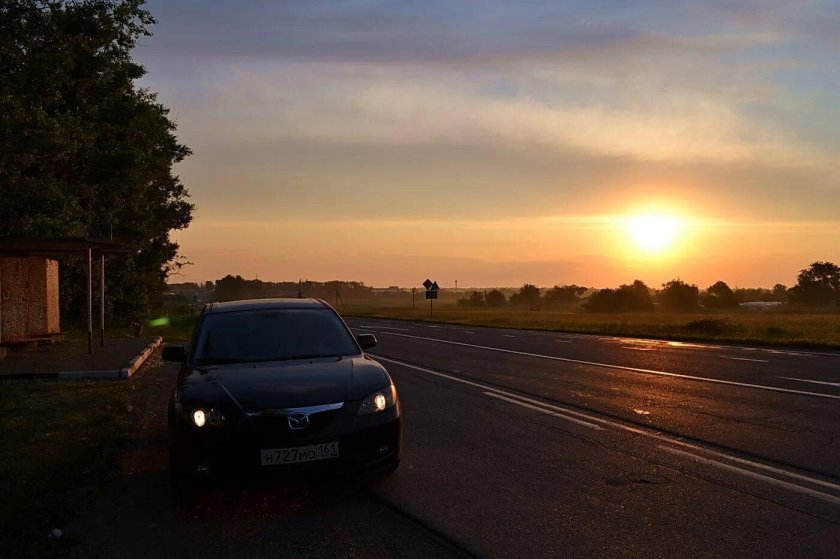 Машина на дороге