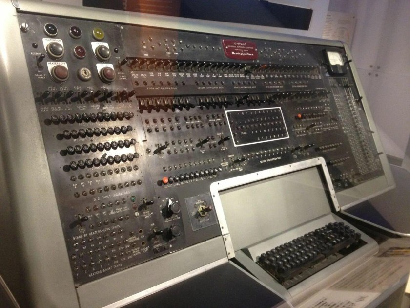 1951г. UNIVAC-1. (Англия)