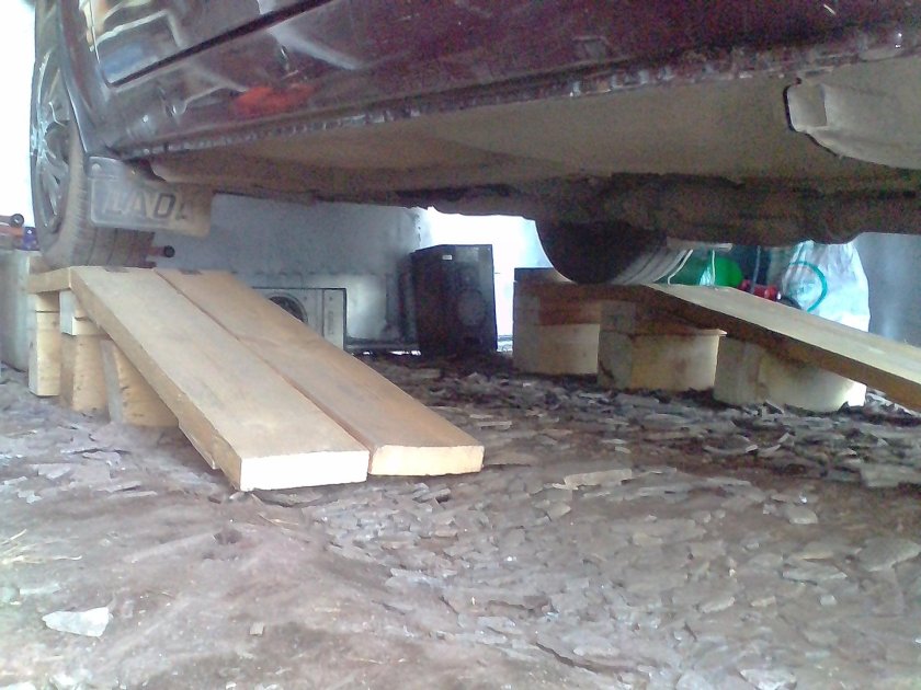 Деревянная эстакада для автомобиля