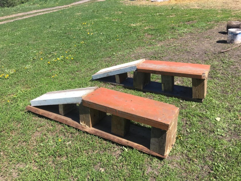 Деревянная эстакада для автомобиля