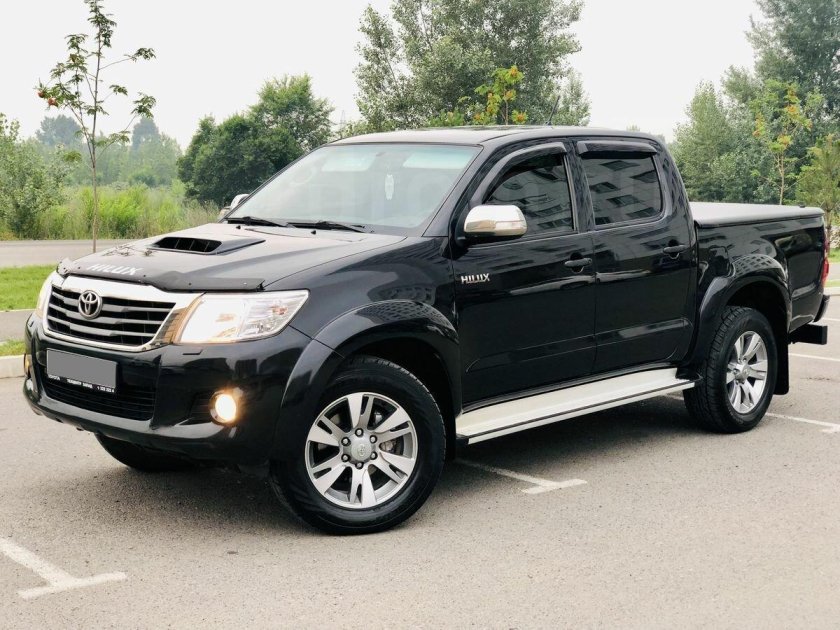 Тойота Хайлюкс 2012 черный