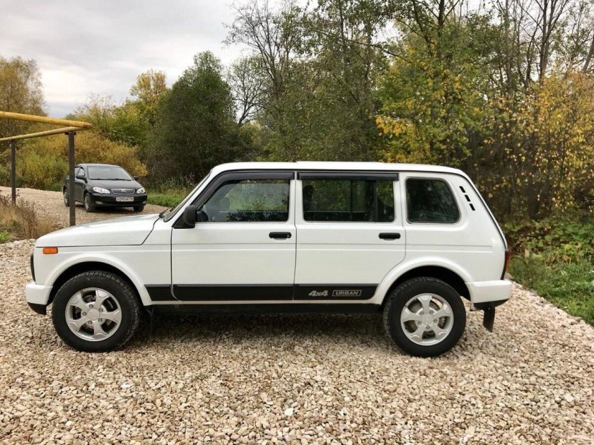 Нива 2131 белая