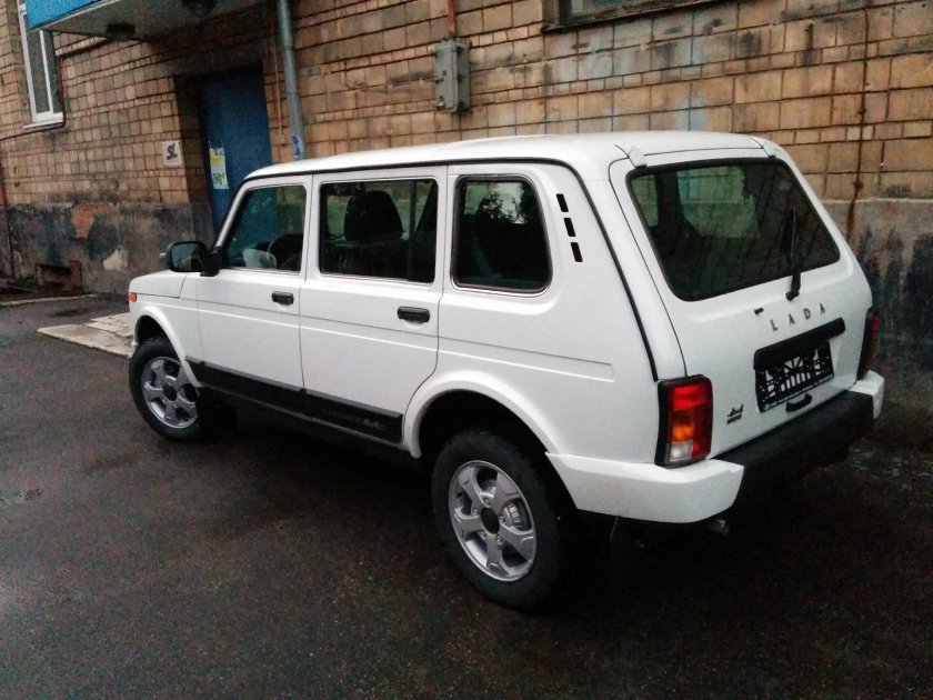 Лада Нива 2131 белая