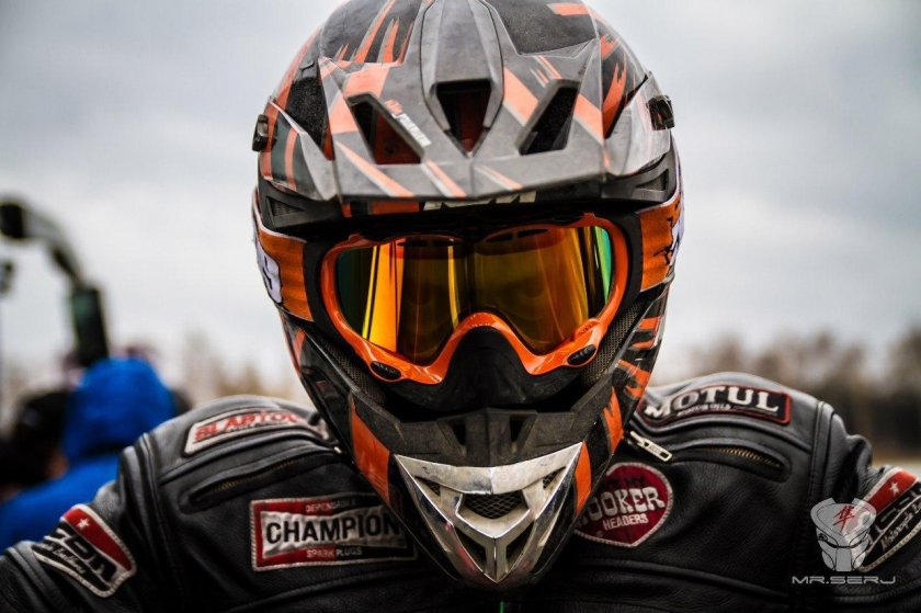 Мотоциклист в шлеме