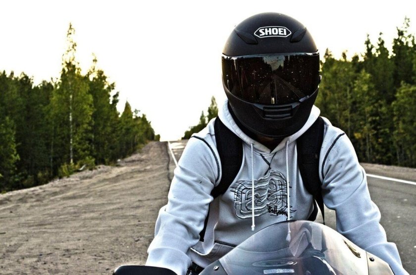 Парень на мотоцикле в шлеме