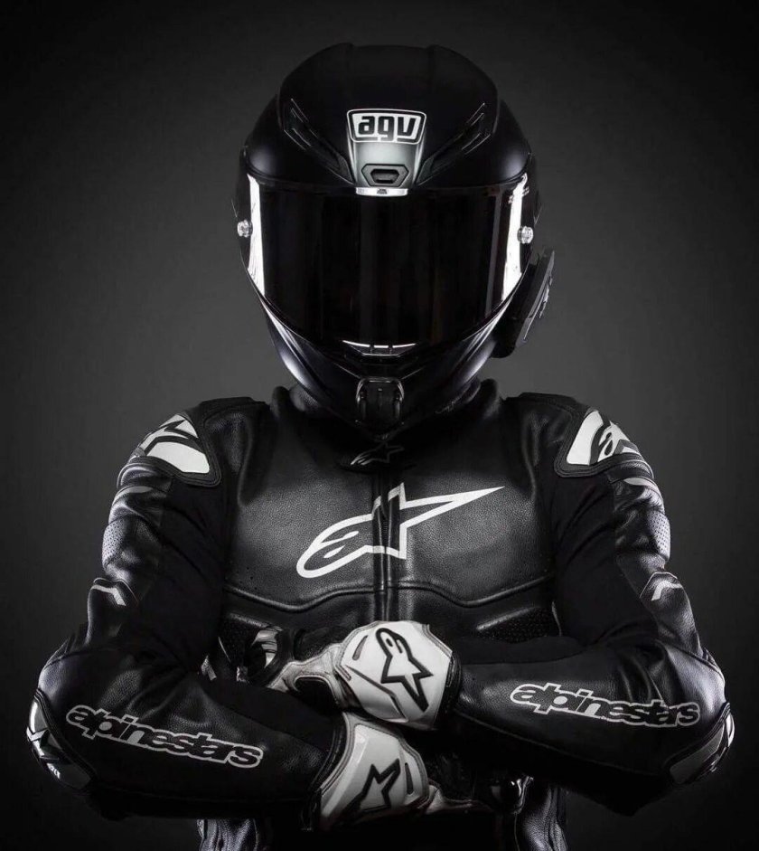 Мотоциклист в шлеме