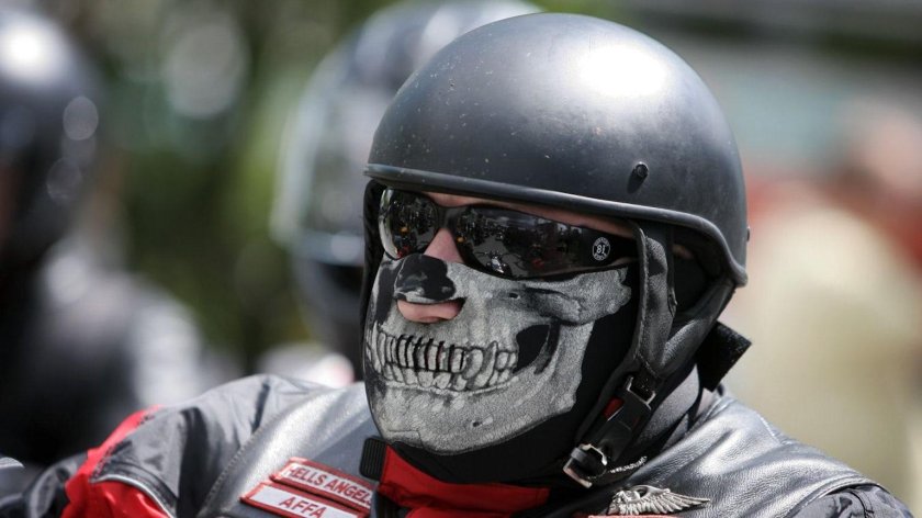 Байкер в каске