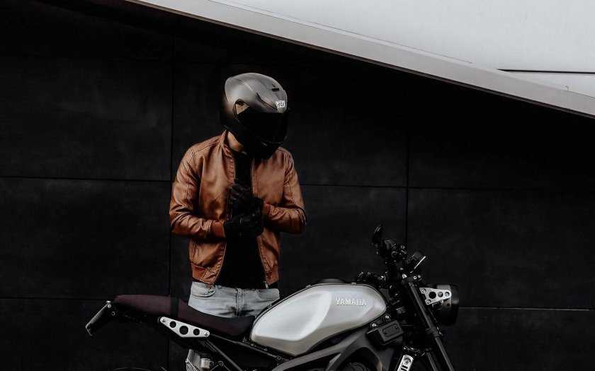 Мотоциклист в шлеме