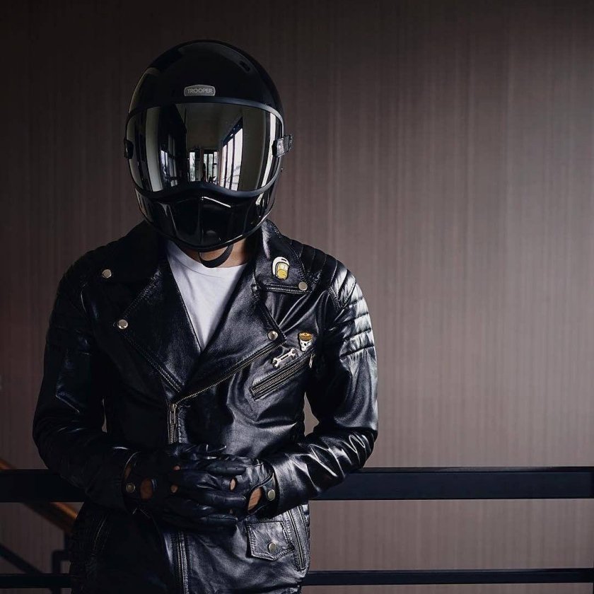 Парень в шлеме