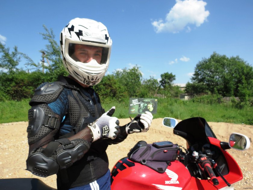 Мотоциклист в шлеме