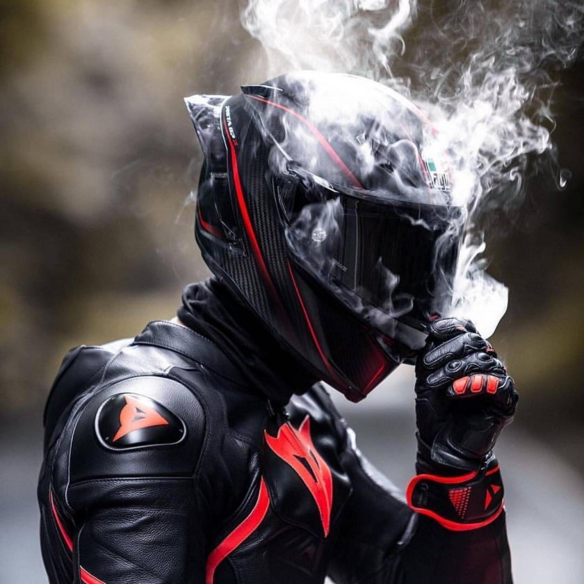 Мотоциклист в шлеме