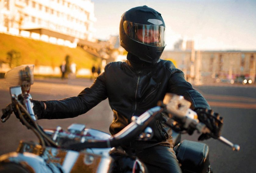 Мотоциклист в шлеме