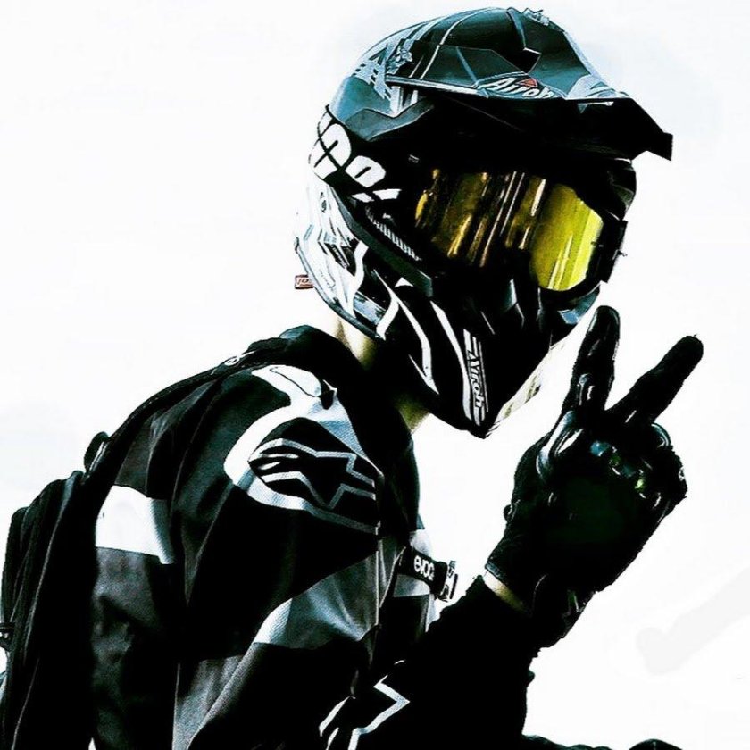 Парень в шлеме