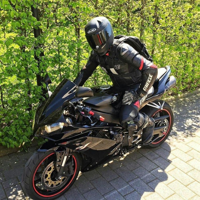 Yamaha r6 черный с мотогонщиком