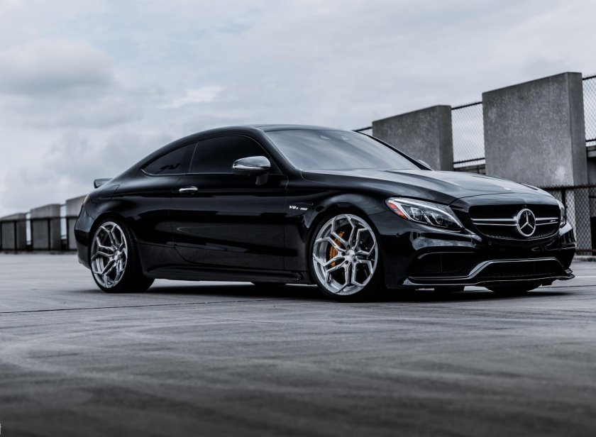 Мерседес Бенц с 63 АМГ черный