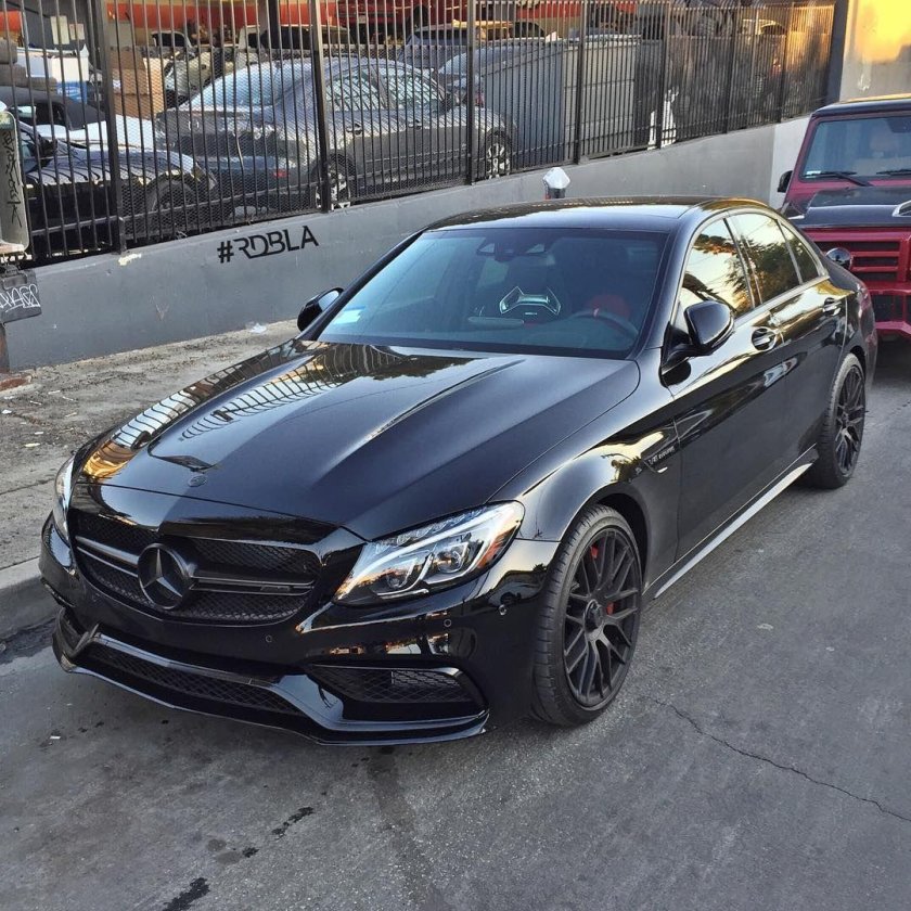 Мерседес с 63 АМГ черный