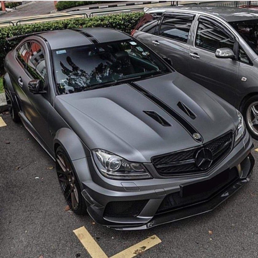 Мерседес с 63 АМГ черный