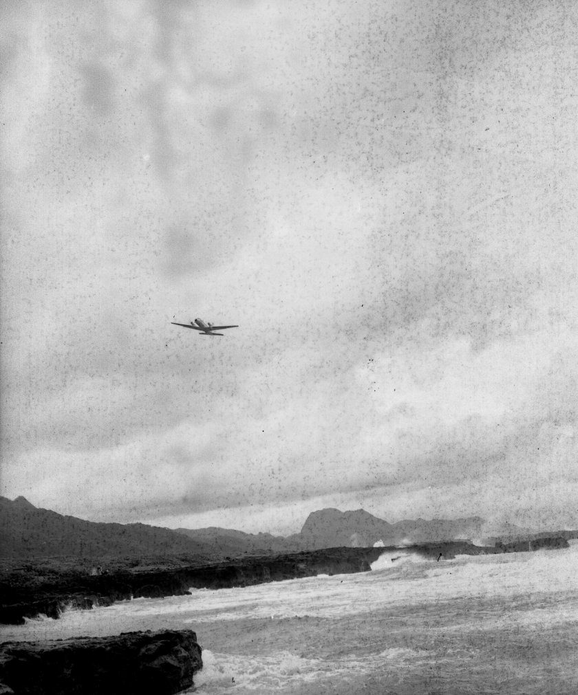 Самолёт в небе над островом