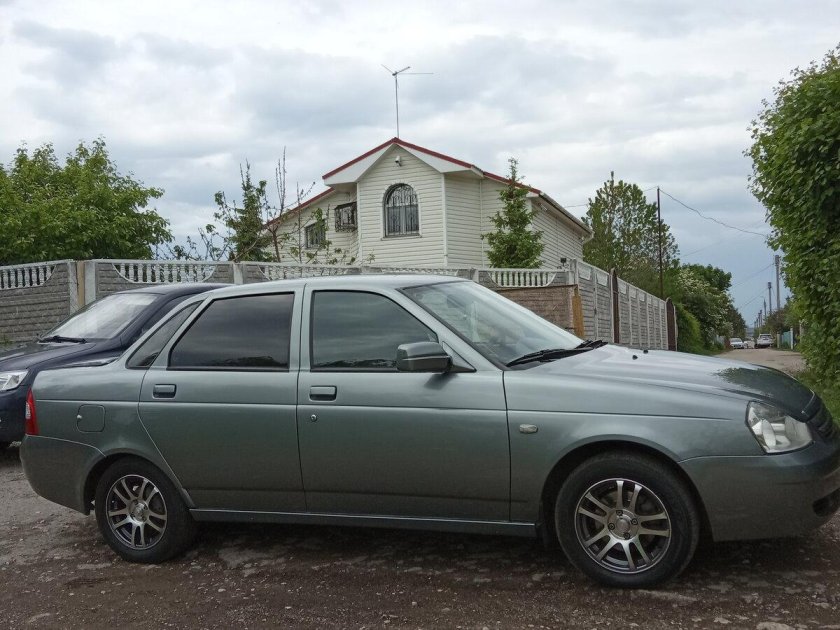 Серая лада приора