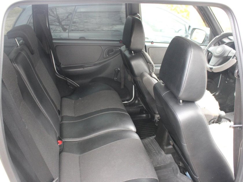 Chevrolet Niva салон сзади