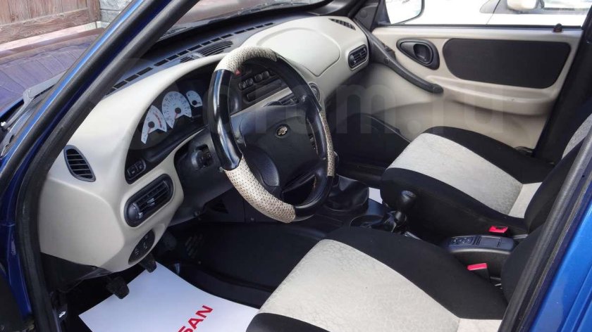 Шевроле Нива белый салон