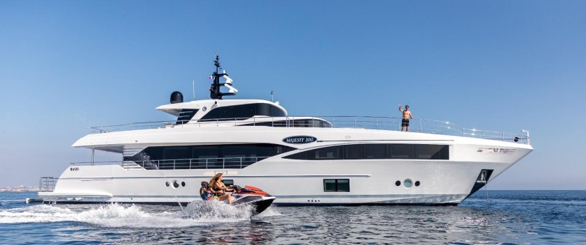 Majesty 140 Yacht