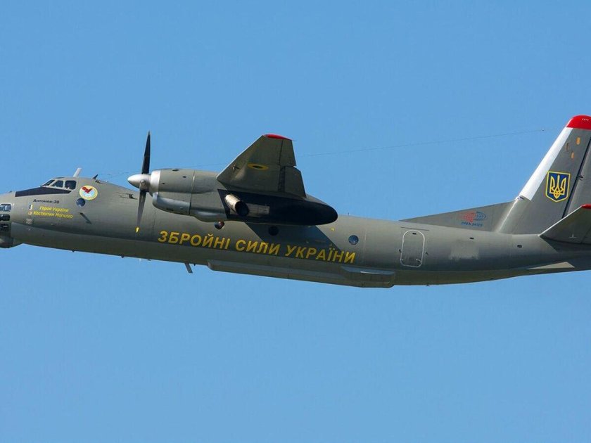 АН-26 военно-транспортный самолёт