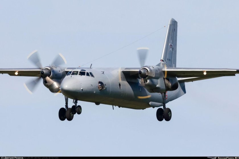 АН-26 военно-транспортный самолёт